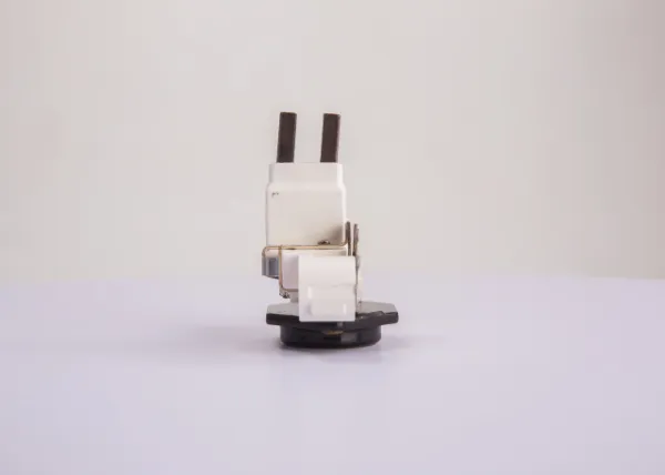 Relê-regulador do gerador (relê de carregamento) Nissan Terrano 2 R20