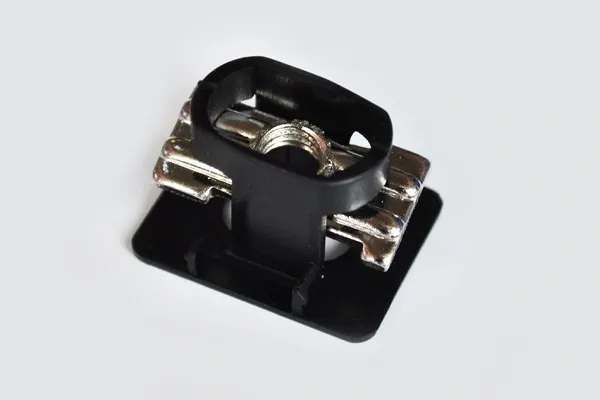 Porca cativa para parafuso auto-roscante 7703044197 Nissan/Infiniti