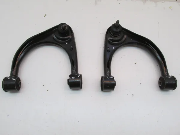 Braço oscilante superior esquerdo de suspensão dianteira 486300C011 Toyota