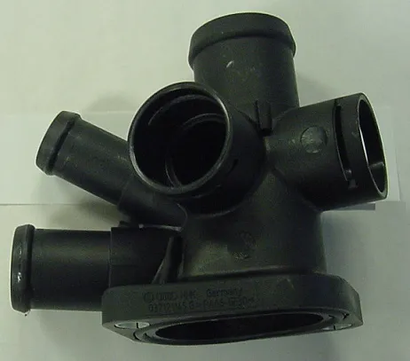Flange do sistema de esfriamento (união em T) 037121144J VAG