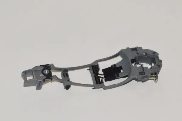 Suporte de maçaneta externa da porta dianteira esquerda 1U0837885B VAG