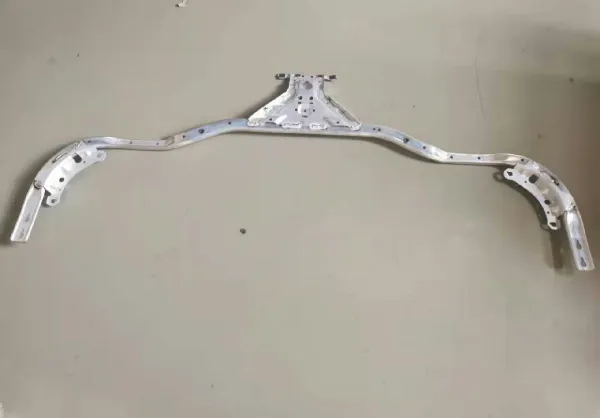 Suporte superior do radiador (painel de montagem de fixação das luzes) 4N0805307D VAG