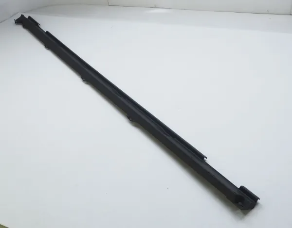 Placa sobreposta (moldura) externa esquerda de acesso 83A8538899B9 VAG