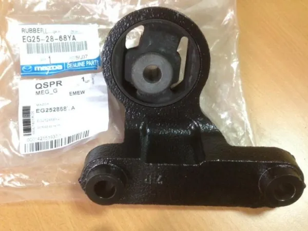 Consola (travessa) esquerda de redutor traseiro EG252868YA Mazda