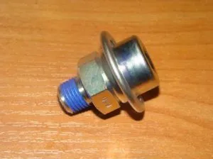 Regulador de pressão de combustível na régua de injectores Chevrolet Captiva I