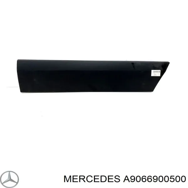 Moldura da porta dianteira direita inferior A9066900500 Mercedes