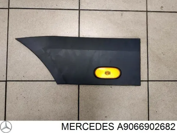 Moldura do pára-lama traseiro direito A9066902682 Mercedes