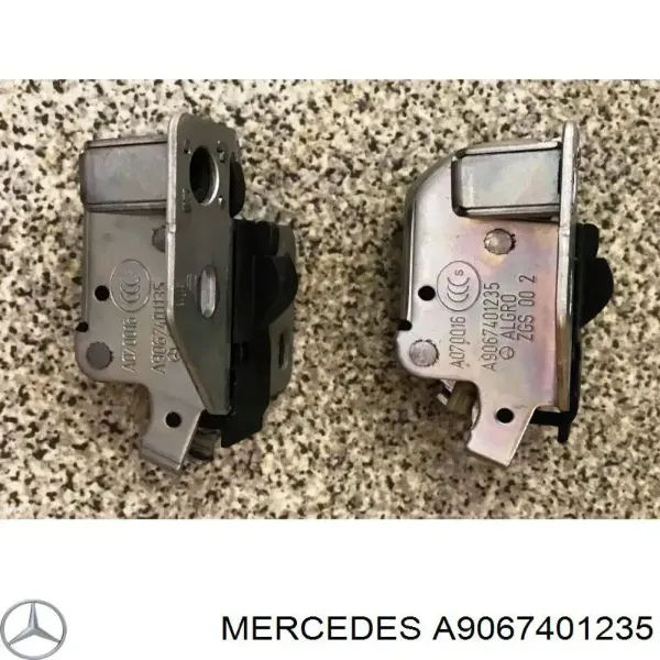 Fecho inferior da porta traseira esquerda batente A9067401235 VAG