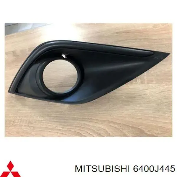 Borda (orla) das luzes de nevoeiro esquerda 6400J445 Mitsubishi