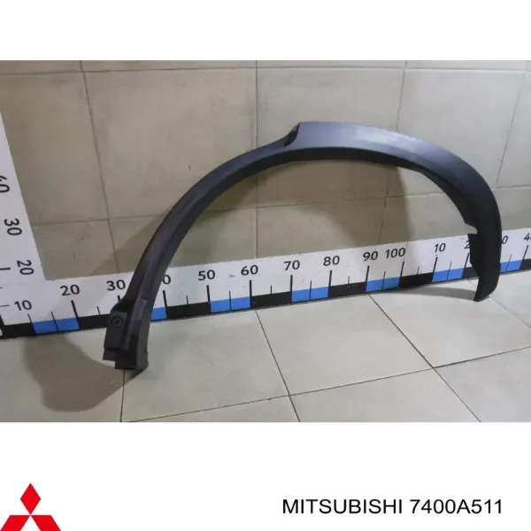 Expansor esquerdo (placa sobreposta) de arco do pára-lama traseiro 7400A511 Mitsubishi