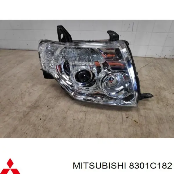 Luz direita 8301C182 Mitsubishi
