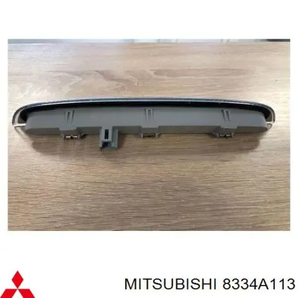 Sinal de parada traseiro adicional Mitsubishi Outlander III