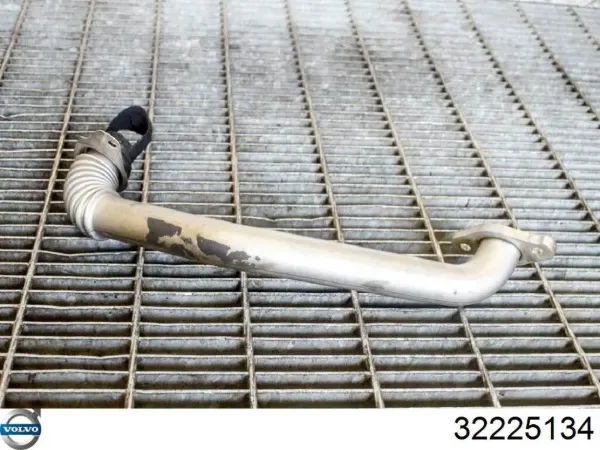 Cano derivado do sistema de recirculação dos gases de escape EGR 32225134 Volvo