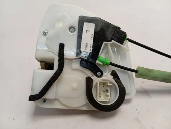 Fecho da porta dianteira direita KB7W58310 Mazda
