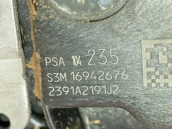 Fecho da porta dianteira esquerda 9810423580 Peugeot/Citroen