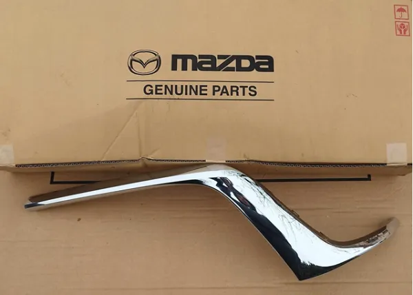 Moldura de grelha do radiador direito KAAA507J0A Mazda