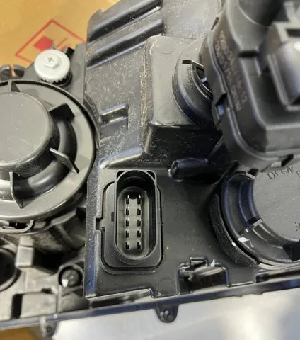 Luz esquerda 1692302480 Peugeot/Citroen