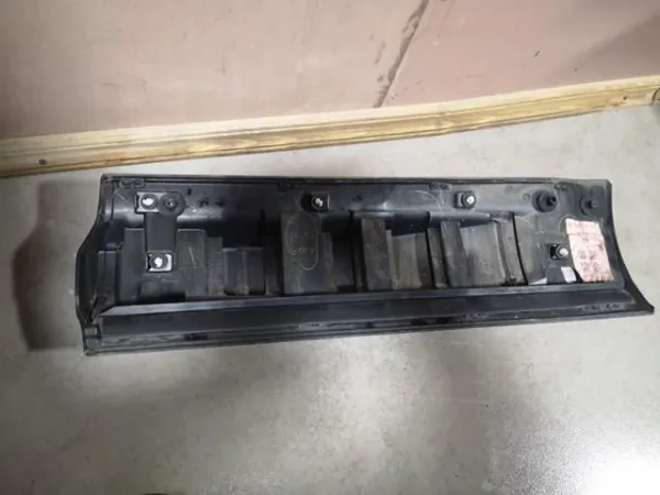 Moldura da porta traseira direita inferior LR044134 Land Rover