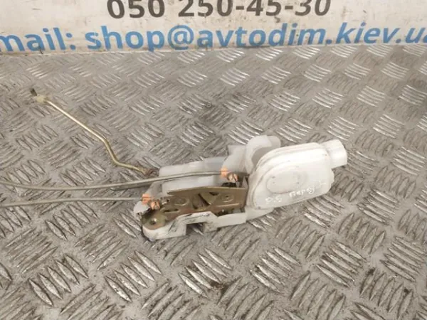 MR473987 Mitsubishi Fecho da porta dianteira esquerda