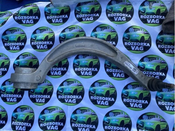 Braço oscilante inferior esquerdo de suspensão dianteira 8W0407695A VAG