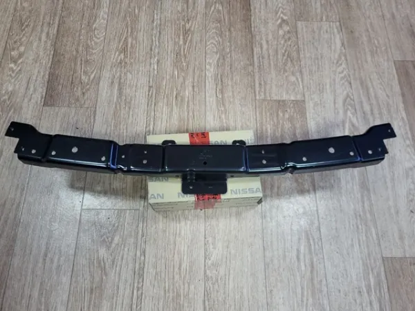 Suporte superior do radiador (painel de montagem de fixação das luzes) 622985NA0A Nissan/Infiniti