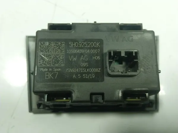 Botão de ativação do sinal de emergência Volkswagen Golf VIII