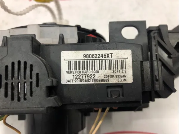 Comutador esquerdo instalado na coluna da direção 98062246XT Peugeot/Citroen