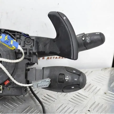 Comutador esquerdo instalado na coluna da direção 98200115XT Peugeot/Citroen