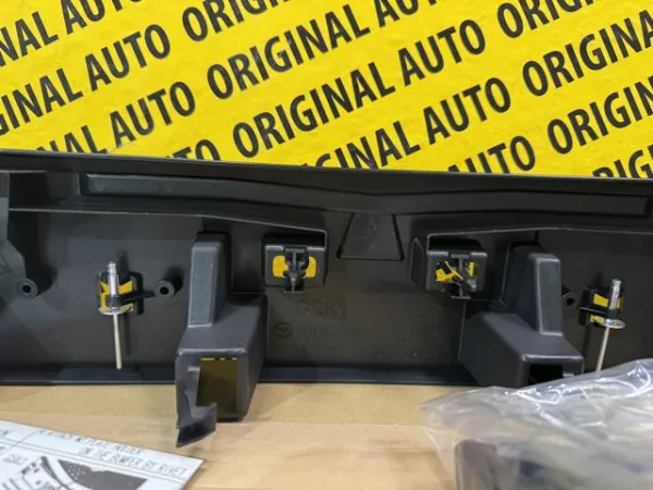 Painel de fixação de matrícula dianteira GSK150170 Mazda