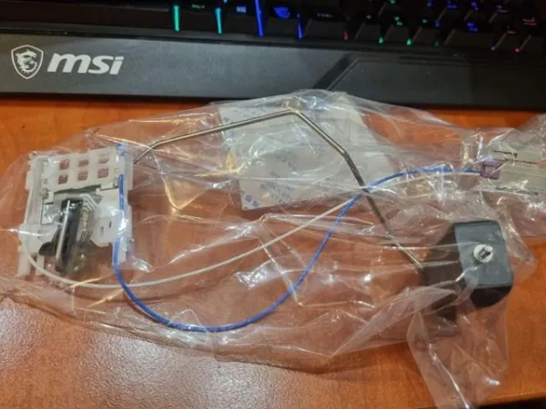 Sensor do nível de combustível no tanque 13588838 General Motors
