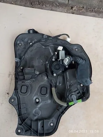 Mecanismo de acionamento de vidro da porta traseira esquerda KB7W73590 Mazda