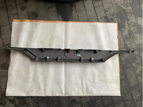 Placa sobreposta de tampa de porta-malas 7680142240 Toyota