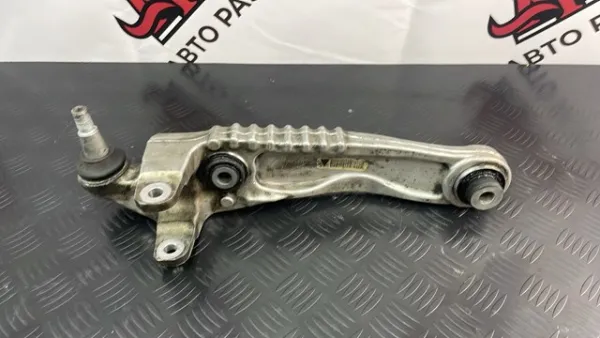 Braço oscilante inferior esquerdo de suspensão dianteira LR090504 Land Rover