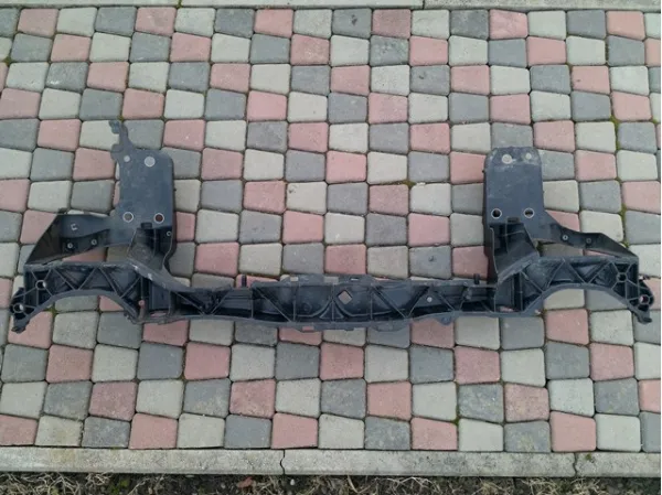 Suporte do radiador montado (painel de montagem de fixação das luzes) 8201130847 Renault (RVI)