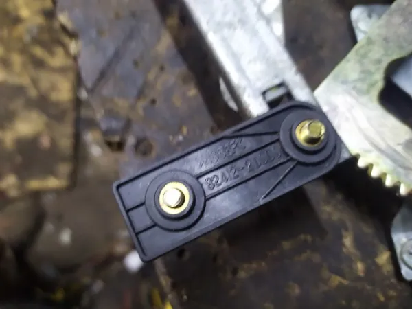 Mecanismo de acionamento de vidro da porta dianteira esquerda KIA Sorento I