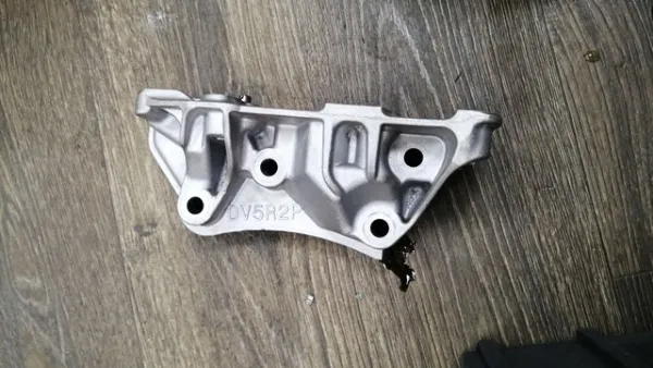 Consola de coxim (apoio) direita de motor 9810967480 Peugeot/Citroen