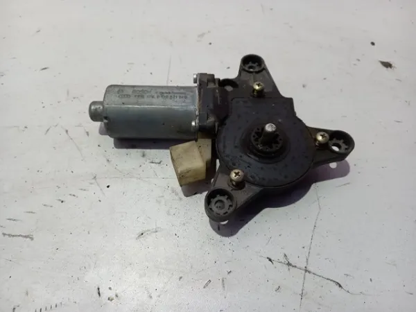 Motor de acionamento de vidro da porta dianteira direita 0130821940 Mercedes