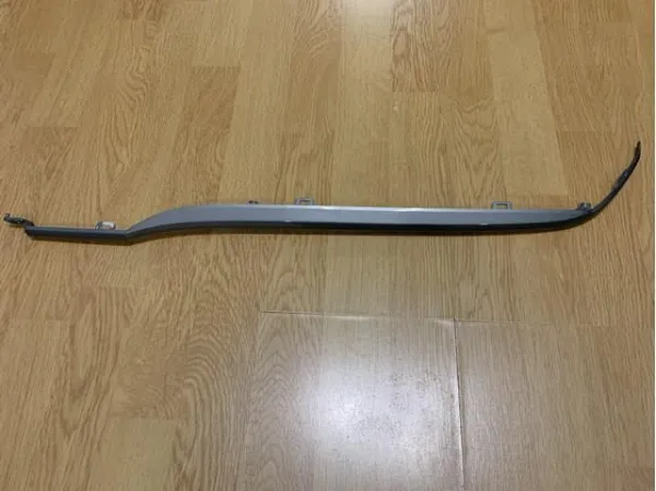Moldura direita do pára-choque traseiro 7187386R100BK Suzuki
