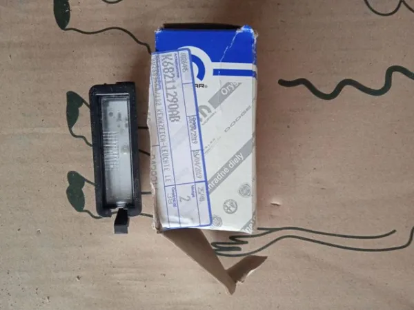 Lanterna da luz de fundo de matrícula traseira K68211290AB Fiat/Alfa/Lancia