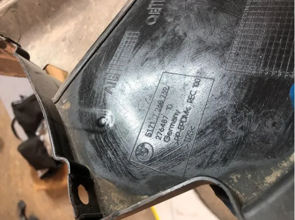 Escudo protetor contra o barro de arco dianteiro do pára-lama 7260739 BMW