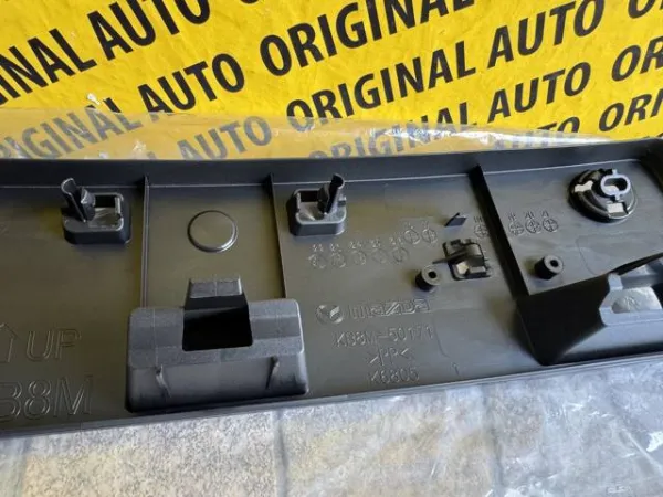 Painel de fixação de matrícula dianteira KB8M50171 Mazda