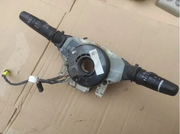 Comutador instalado na coluna da direção, montado Nissan Terrano II