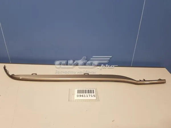 Moldura esquerda do pára-choque traseiro 7187486R100BK Suzuki