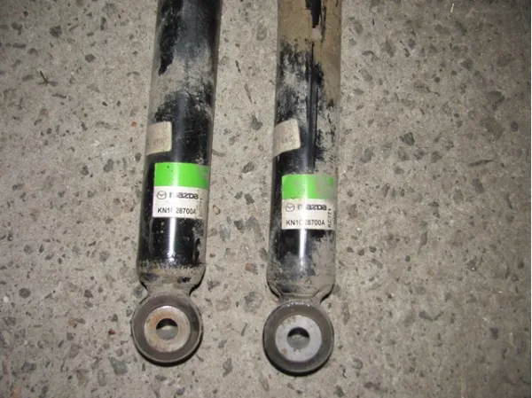 KN1C28700B Mazda Amortecedor traseiro