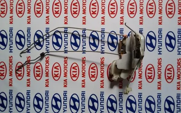 Fecho da porta dianteira esquerda MR473987 Mitsubishi