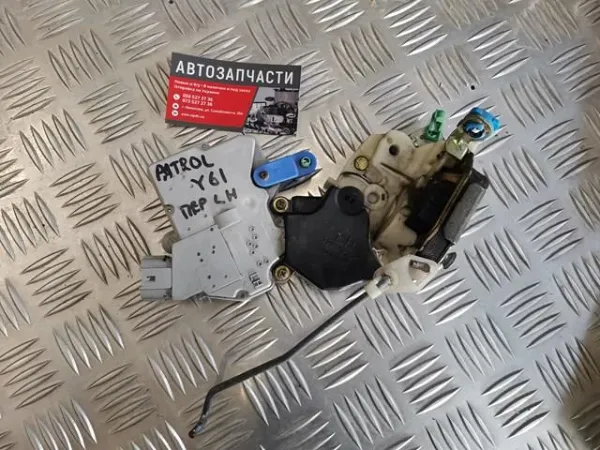 Fecho da porta dianteira esquerda Nissan Patrol Y61