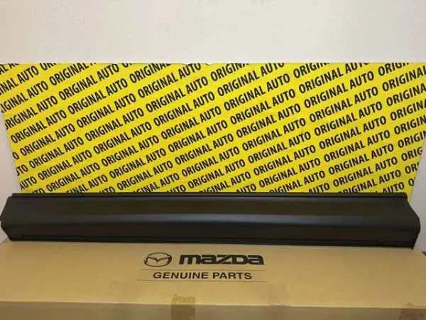 Moldura da porta dianteira esquerda KB7W51RB0E Mazda