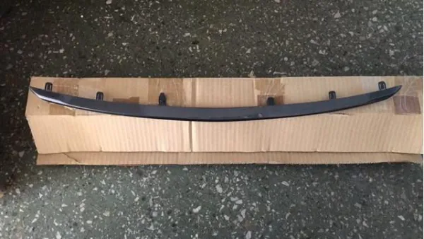 Moldura de grelha do radiador inferior GMK750B31B Mazda