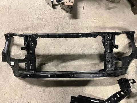 Suporte do radiador montado (painel de montagem de fixação das luzes) Toyota Hilux GUN12, GUN13