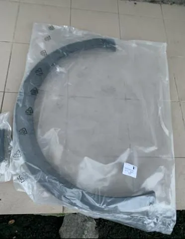 Expansor direito (placa sobreposta) de arco do pára-lama traseiro 98257365XT Peugeot/Citroen